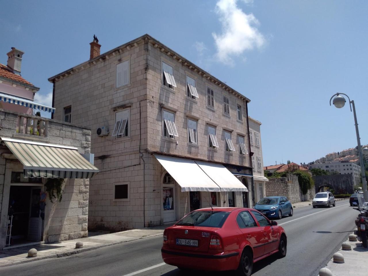 A Apartma *